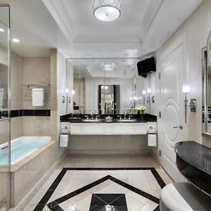 Luxury King Suite